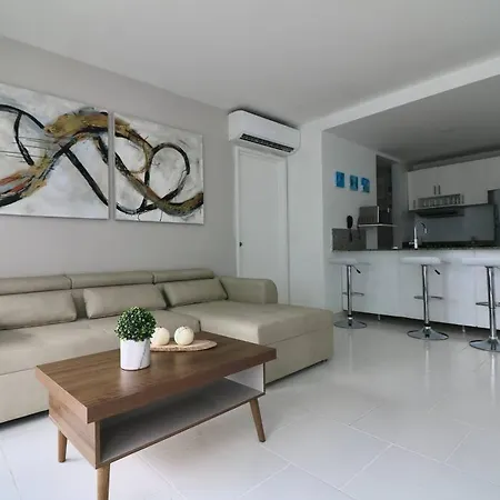 Oceanfront Elegance 2br-amazing Pools-beach Access Cartagena